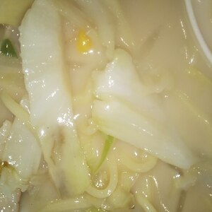 キャベツと卵の豚骨ラーメン